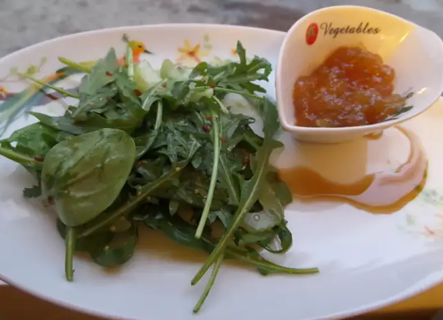 Salade de roquette à la confiture de figues et au sirop d'érable
