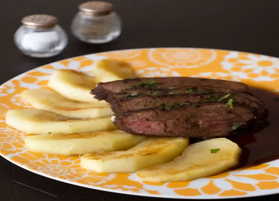 Magret de canard aux pommes