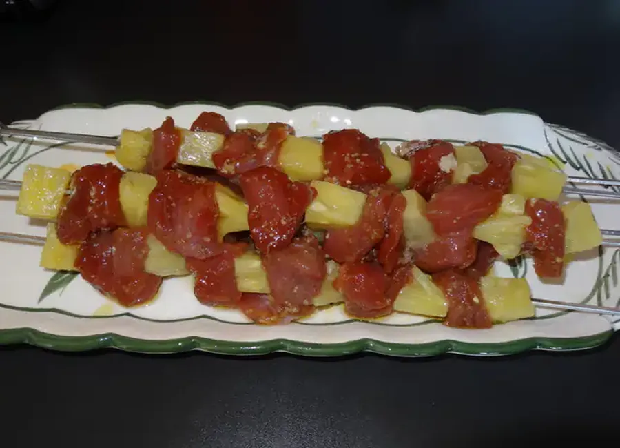 Brochettes de filet mignon et d' ananas sauce soja