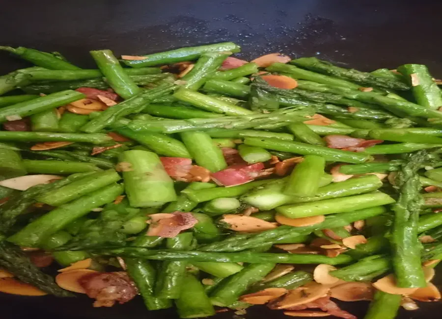 Salade tiède d'asperges vertes à la pancetta