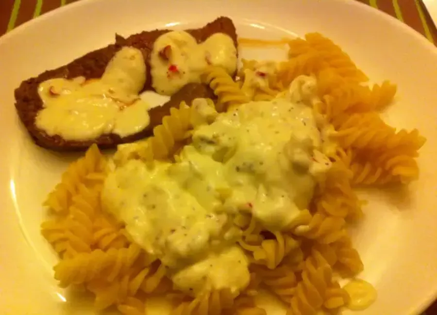 Sauce chèvre, piment rouge et basilic