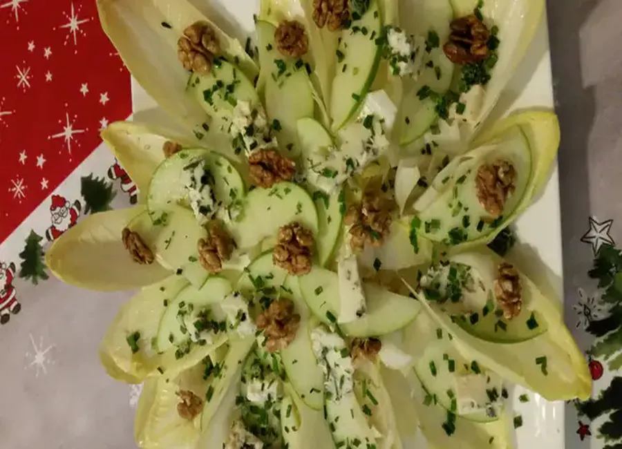 Salade d'endives, pommes, noix et roquefort