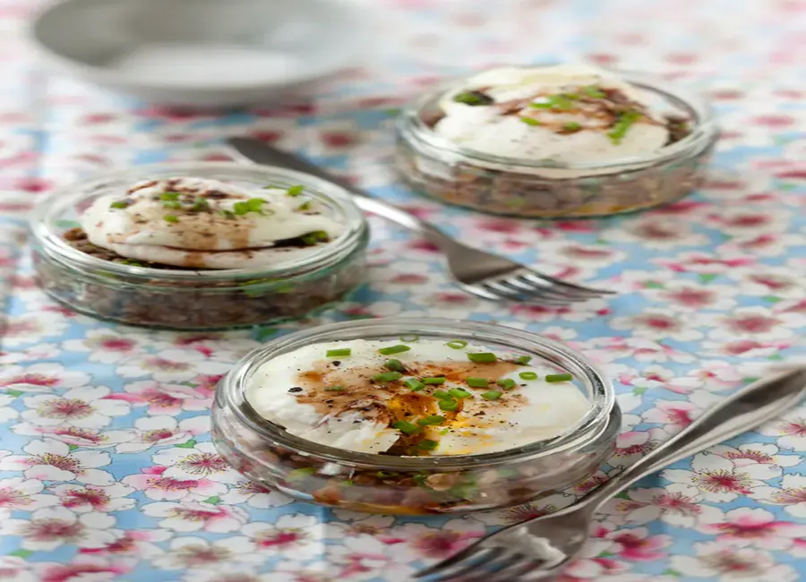 Oeufs mollets sur lit de lentilles en salade