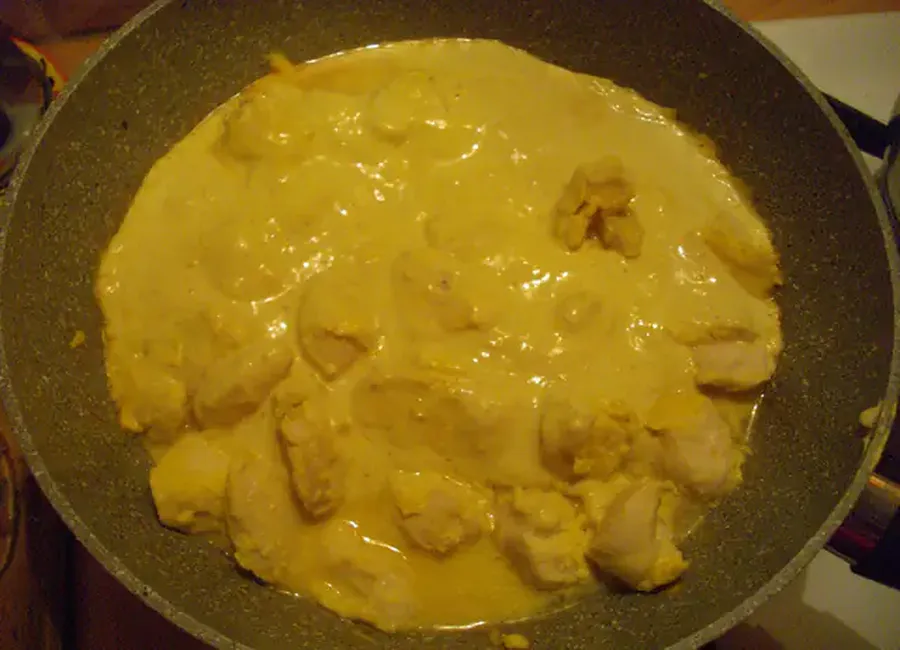Emincé de poulet au curry et à la crème