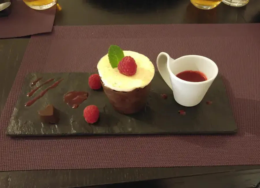 Panna cotta au coulis de framboise et coque en chocolat pour un repas romantique