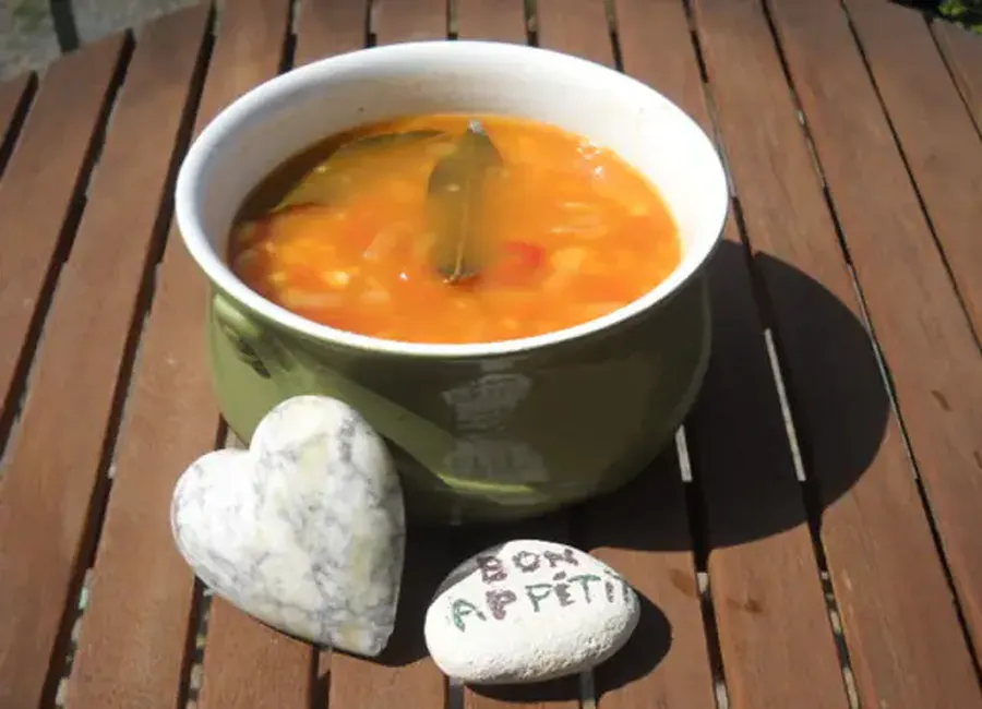 Haricots blancs frais à la tomate, au basilic et à l'ail