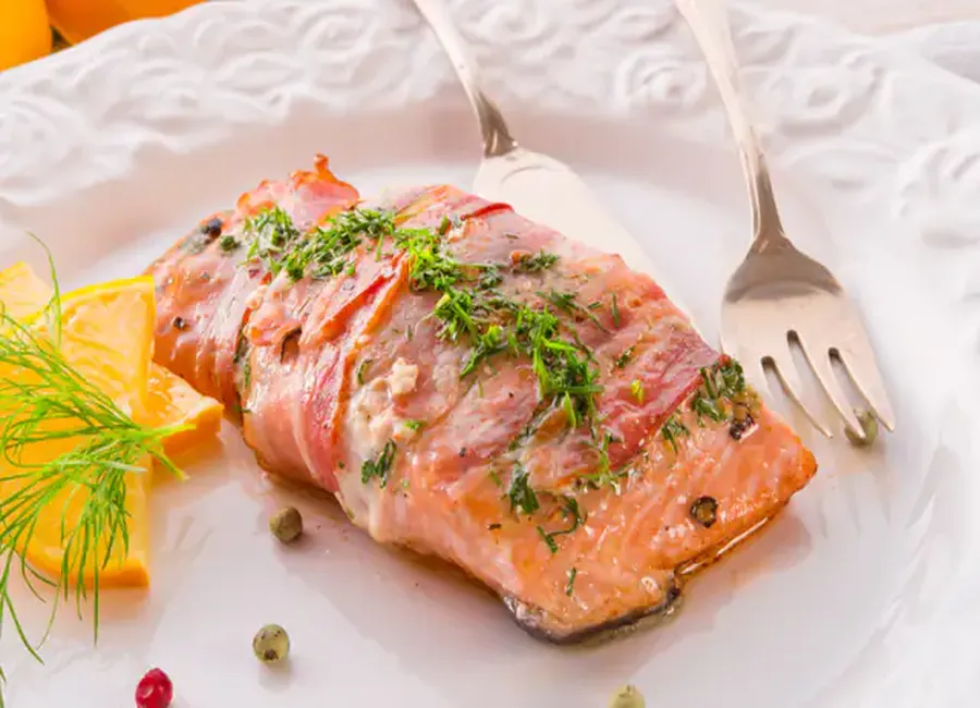 Pavé de saumon rôti à l'ail et au lard