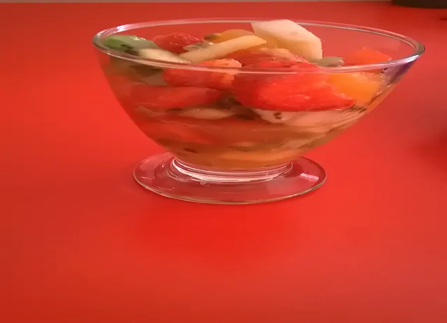 Salade de fruits exotiques : kiwi, kakis, ananas et fruits de la passion