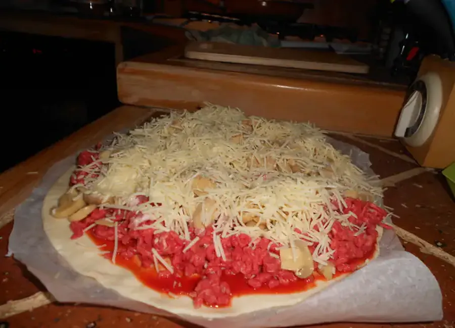 Pizza chèvre, viande hachée, lardons