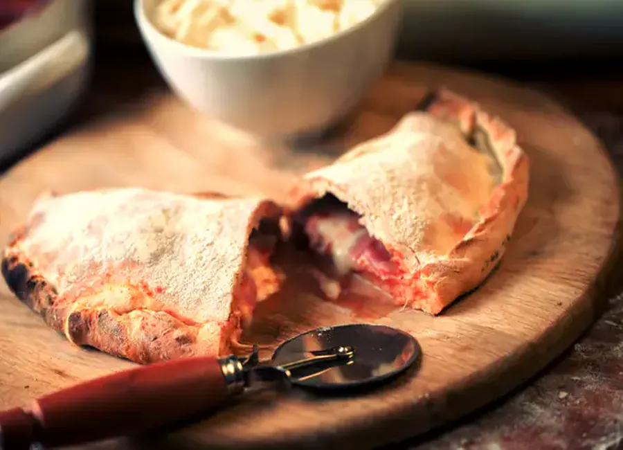Pizza calzone tomate mozzarella