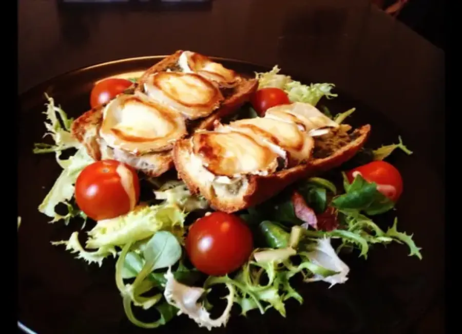 Salade de chèvre chaud au miel et pesto