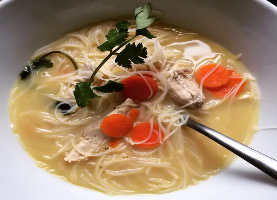 Soupe thaïlandaise au poulet et coco facile