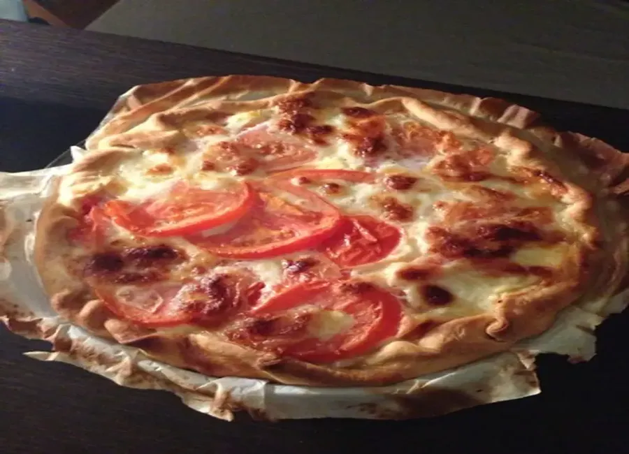 Quiche à la viande hachée, tomates et mozzarella