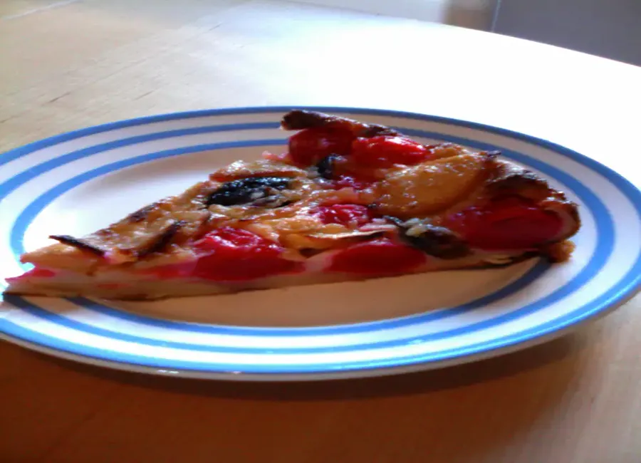 Clafoutis à la cerise, pommes et pruneaux