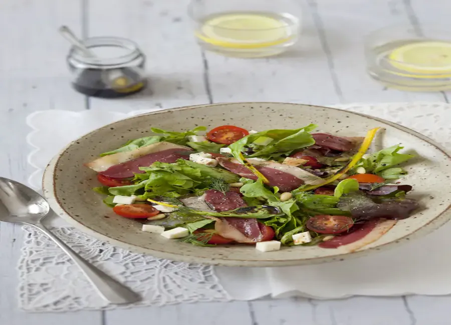 Salade mesclun au magret de canard
