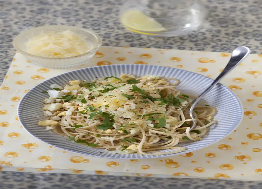 Spaghetti aux oeufs durs et au gruyère