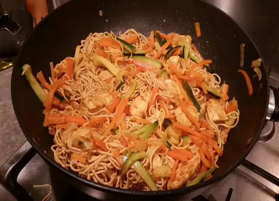 Wok de dinde au curry et nouilles chinoises
