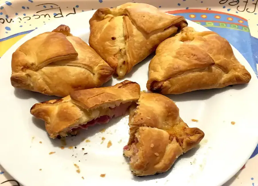 Feuilletés mozza-tomate-jambon-moutarde