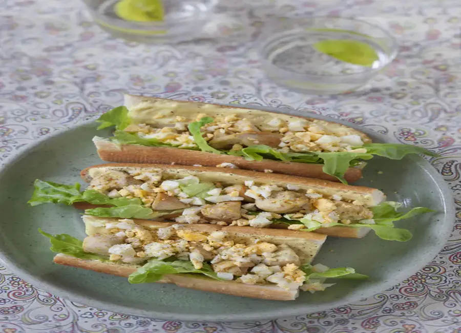 Sandwich de poulet et oeufs au curry