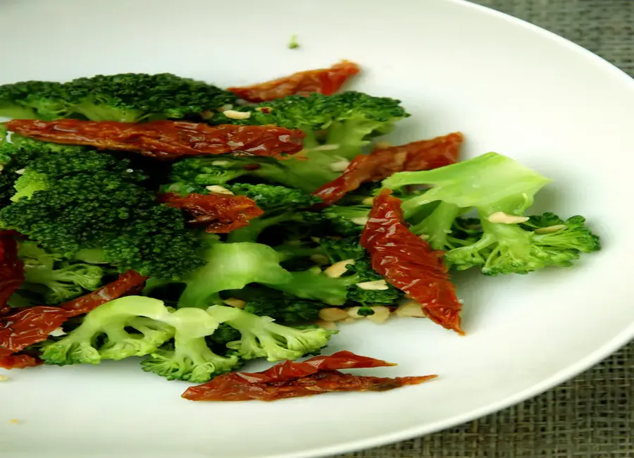 Salade de brocoli aux tomates confites