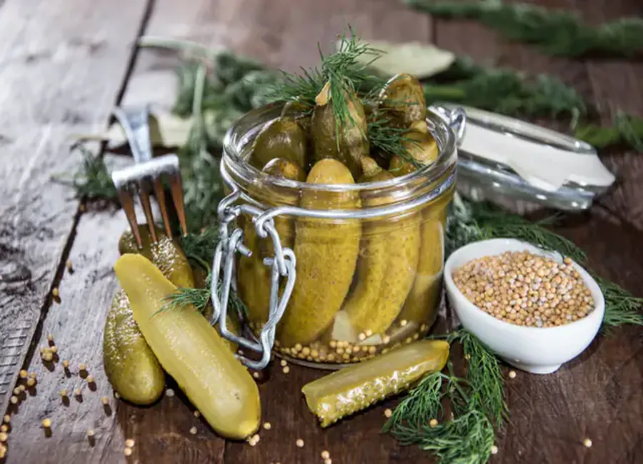 Bocaux de cornichons aigres-doux