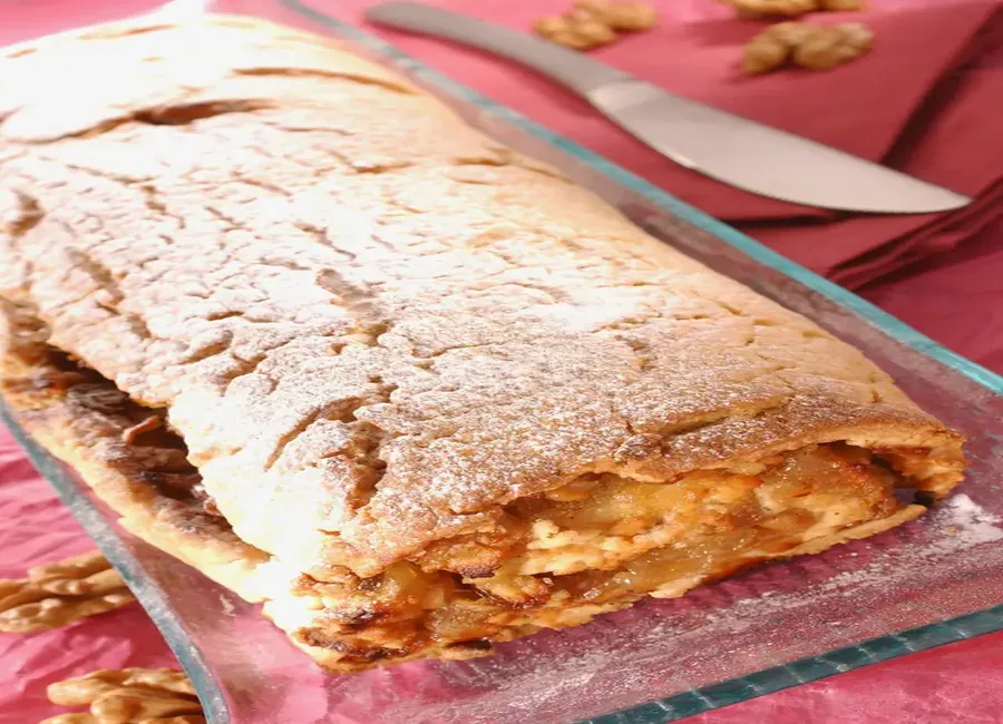Sablé roulé aux pommes, raisins et noix