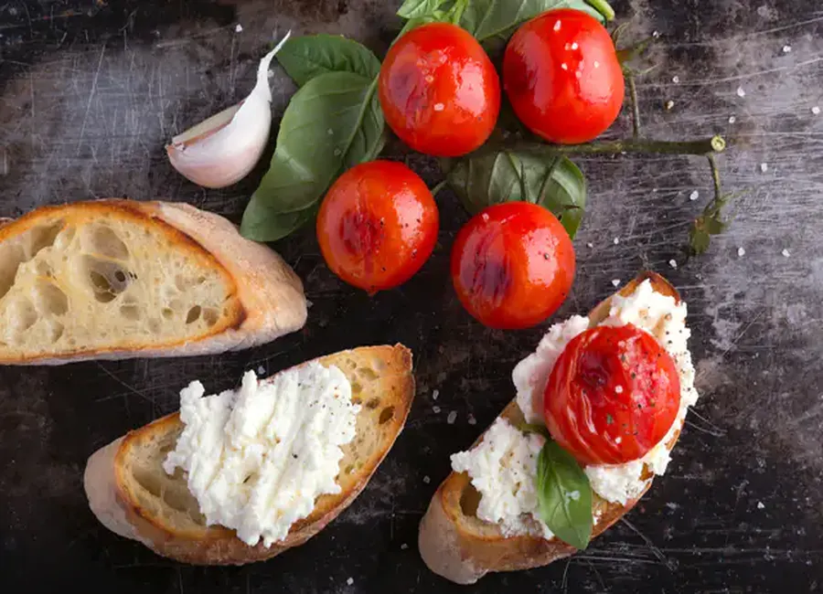 Toasts au chèvre et aux tomates fraîches