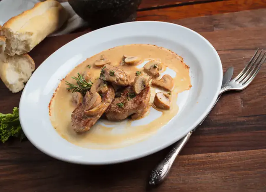 Roti de veau aux girolles et à la crême