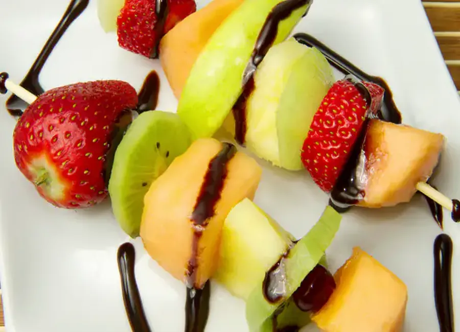 Brochettes aux fraises, melon et chocolat