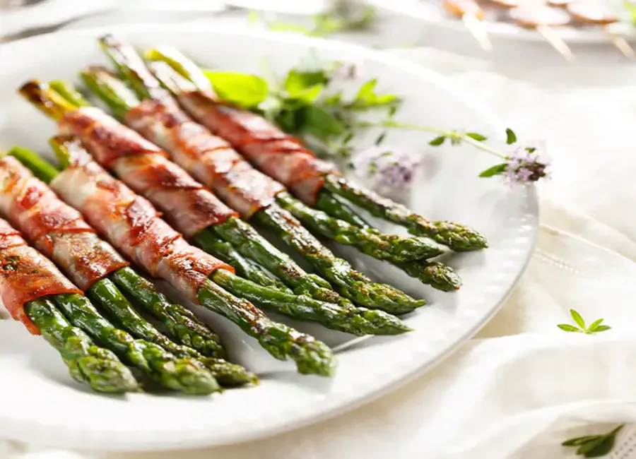 Asperges roulées au bacon
