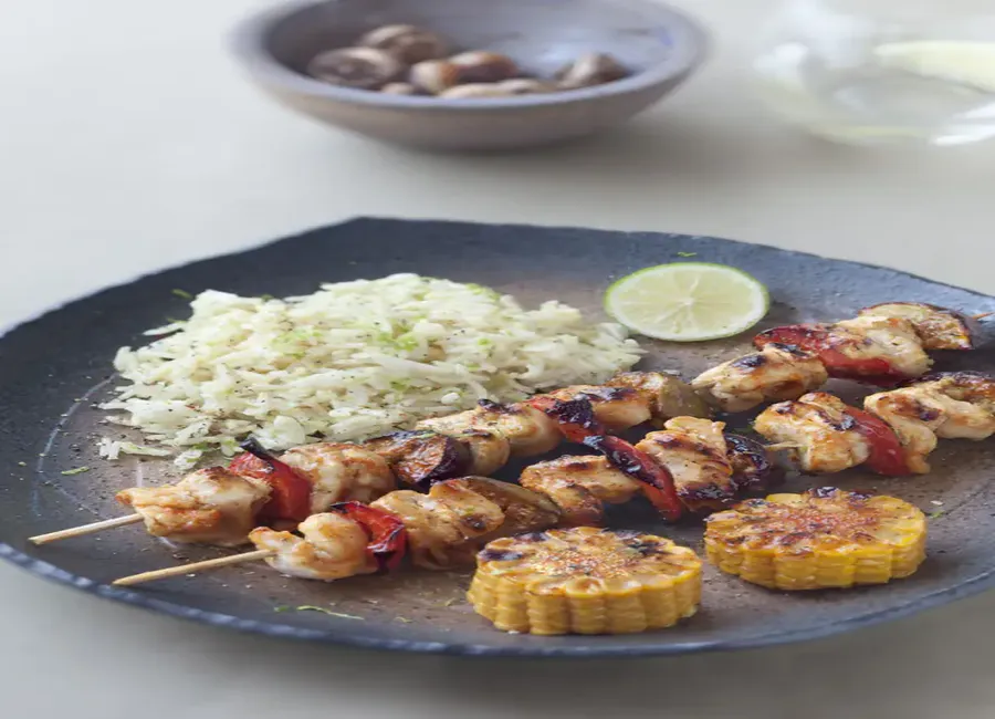 Brochettes de poulet au curry et aux trois délices