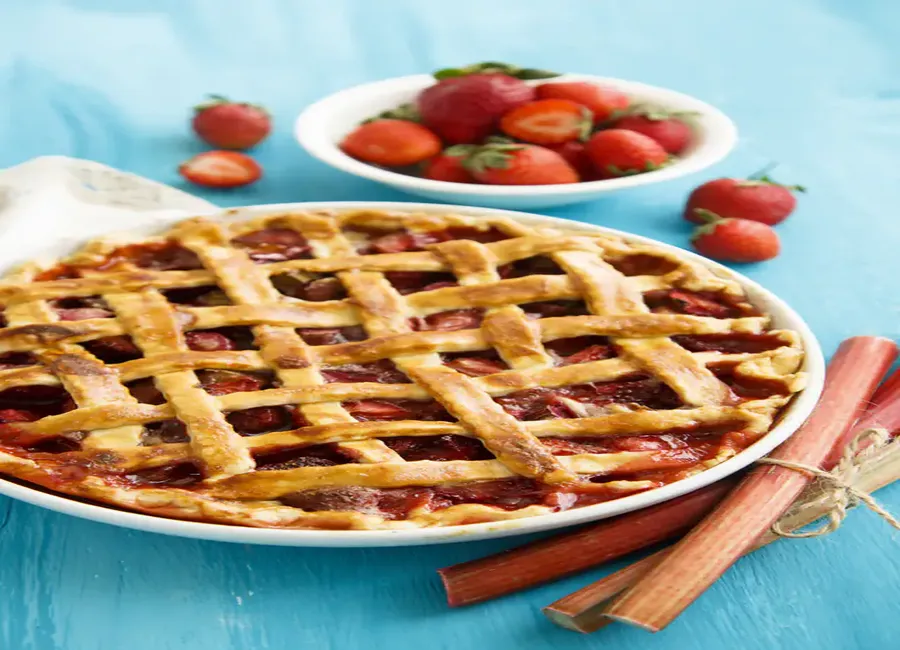 Tarte aux fraises et à la rhubarbe