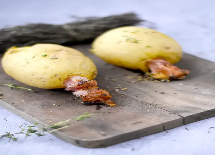Pommes de terre rôties et garnies au bacon et au comté