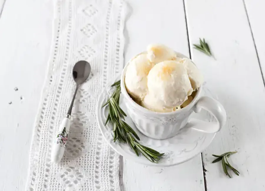 Crème glacée au romarin