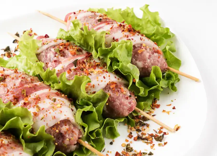 Brochettes de mouton au lard
