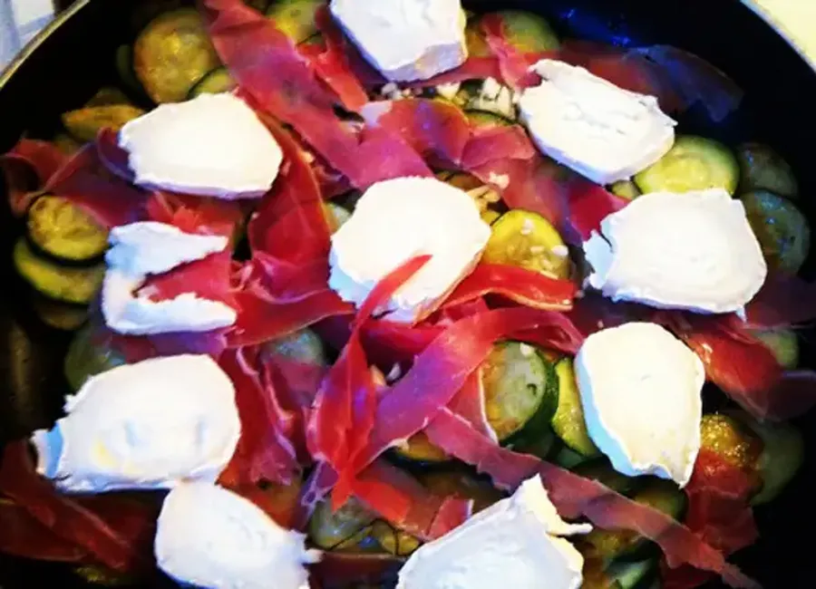 Courgettes sautées au jambon et au chèvre