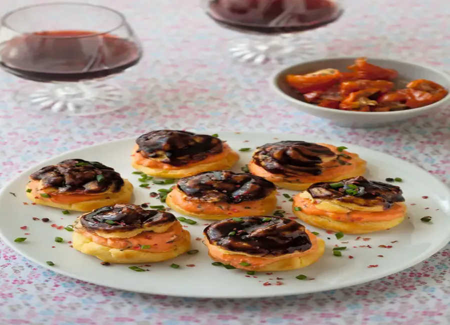 Choux à la crème tomate ail basilic, glacés au balsamique