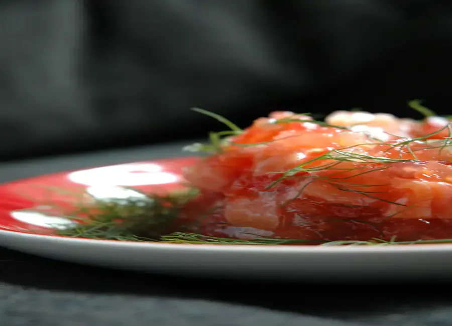 Dômes de tomate et saumon