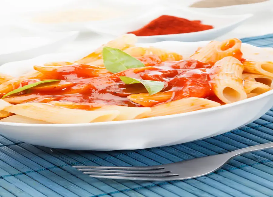 Pennes au poulet sauce tomate et poivrons
