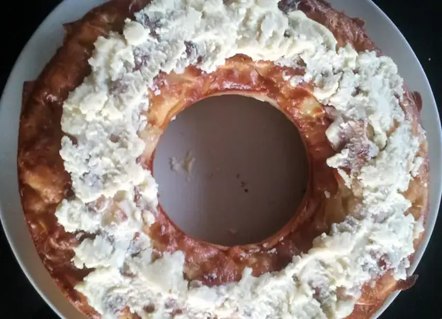 Gâteau au yaourt, pommes et chocolat blanc