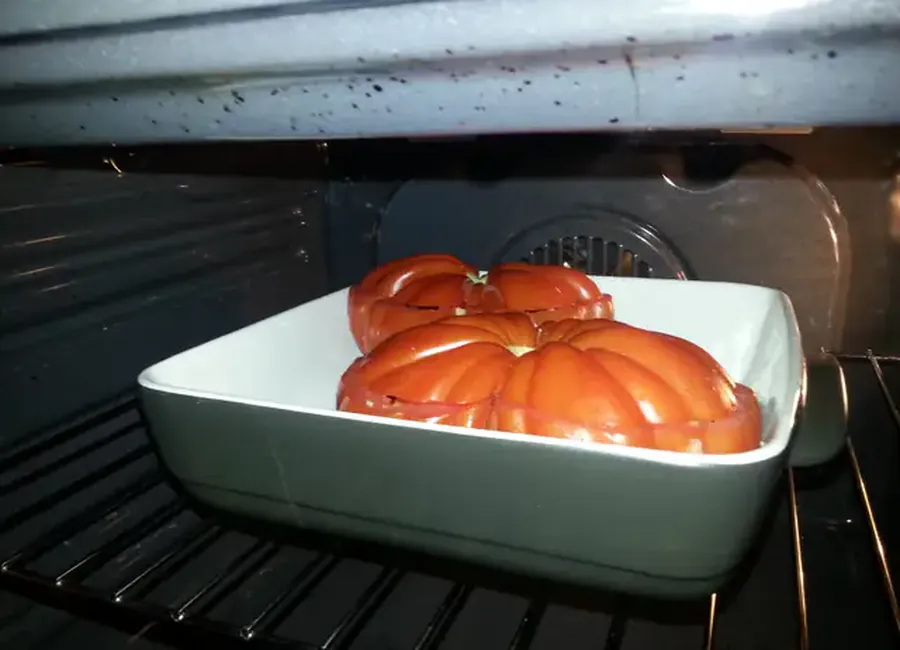 Tomate surprise à la courgette et aux oignons