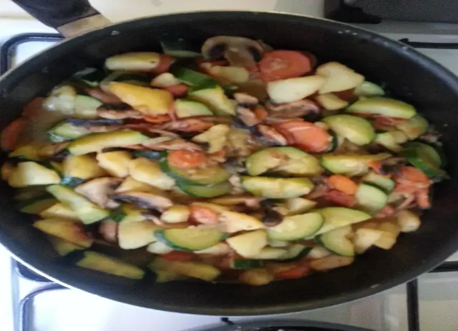 Poêlée de légumes (pommes de terre, courgettes, carottes, champignons)