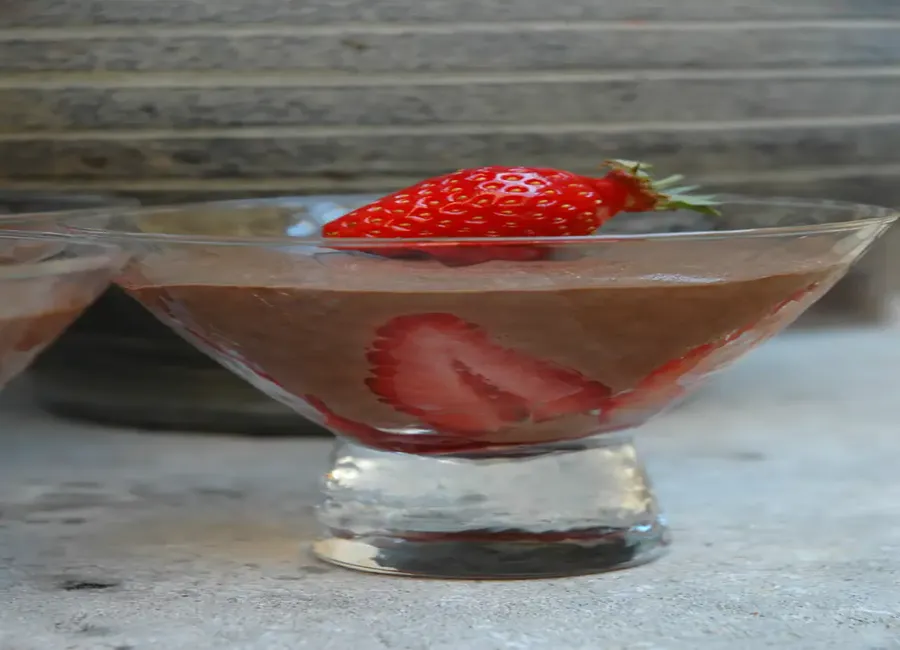 Mousse au chocolat sur lit de fraises