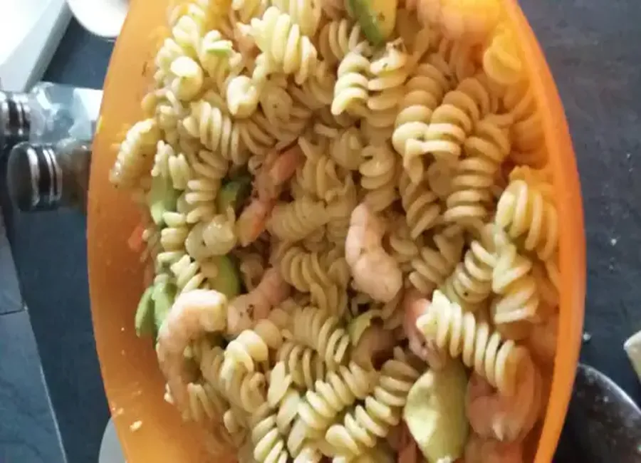 Salade de fusilli crevettes et avocats