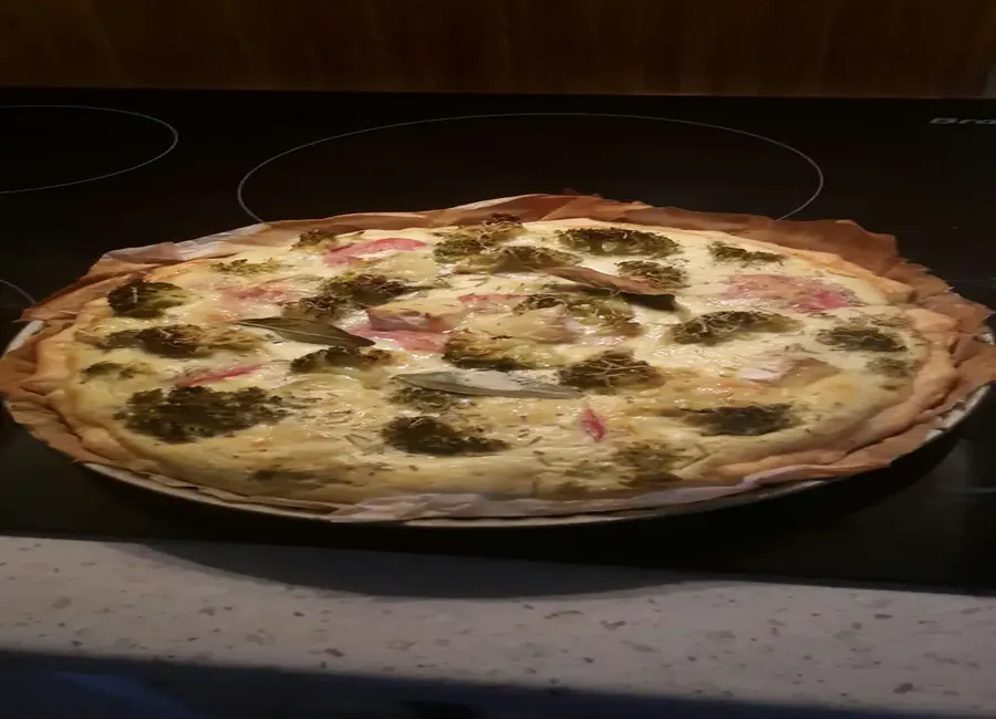 Quiche aux brocolis, chèvre et roquefort