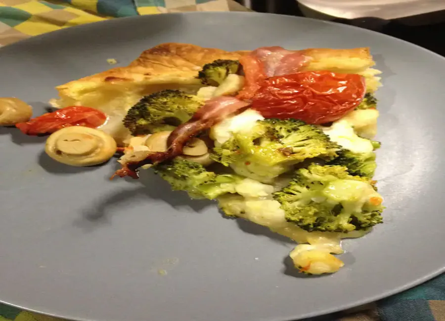 Tarte plaisir à la poitrine fumée, mozzarella et champignons