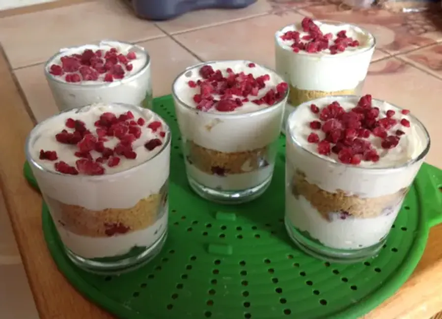 Verrines de tiramisu aux framboises croustillant