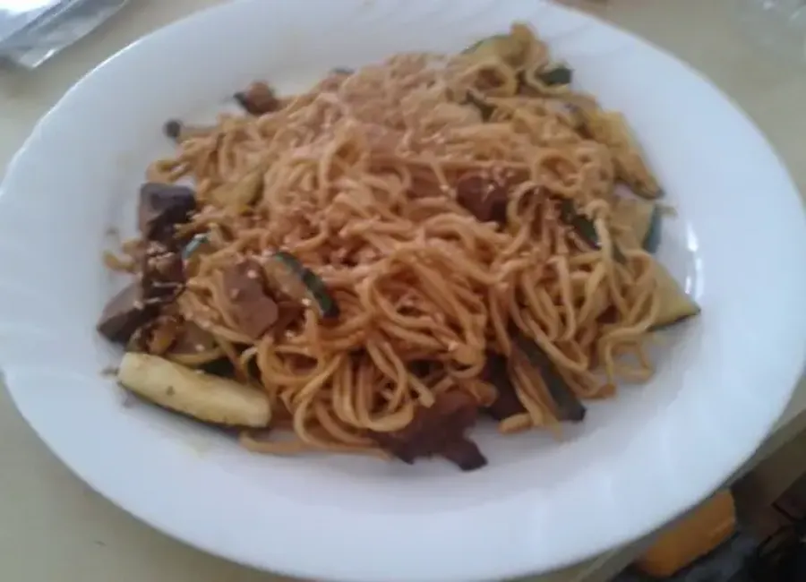 Nouilles chinoises à la courgette, canard et graines de sésame