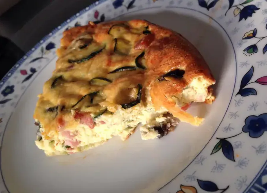Flan aux courgettes, champignons et lardons