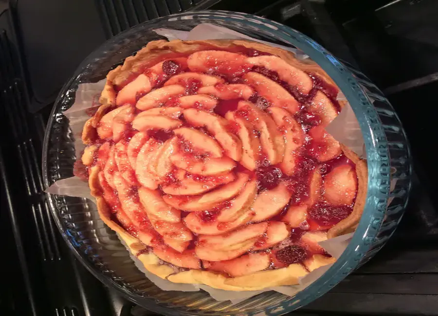 Tarte aux pommes et à la confiture de fraise